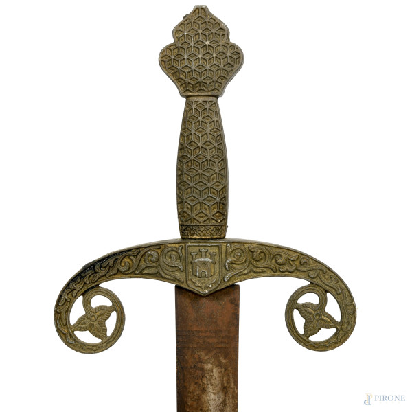 Lotto composto da pettorale, scudo e modelli di spade in metallo, XX secolo, misura massima cm 10...