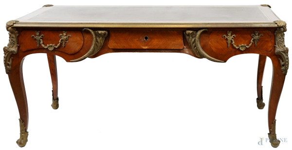 Scrivania da centro stile Luigi XV in legno impiallacciato, piano rettangolare con inserto in pelle, tre cassetti nella fascia, quattro gambe mosse, finiture in bronzo, cm h 79x173x80, (difetti).