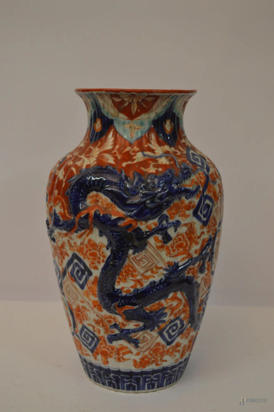 Vaso in maiolica a decoro policromo di draghi a rilievo, arte orientale fine XIX sec, h. 27 cm.