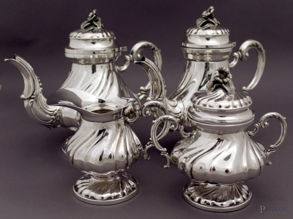Servizio da the e caff&#232; in argento composto da una teiera, una caffettiera, una lattiera ed una zuccheriera, H massima 19 cm, gr. 1070.