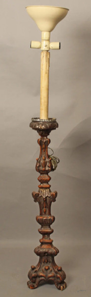 Candeliere da terra montato a luce elettrica in legno laccato, XIX sec., H 170 cm.
