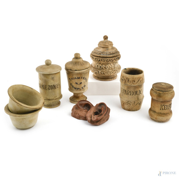 Lotto di 7 recipienti e due calchi da farmacia in resina, XX secolo, altezza massima cm 15