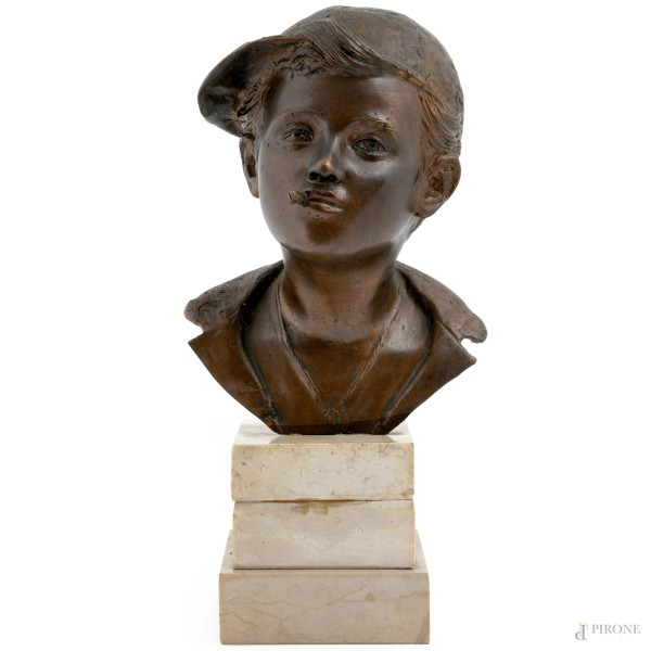 Scultura in bronzo su base in marmo raffigurante scugnizzo, XX secolo, altezza cm 31,5