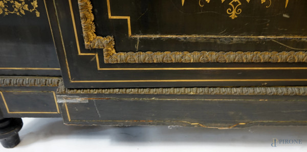 Credenza Napoleone III, fine XIX secolo, in legno ebanizzato ornato da decori dorati. Piano in ma...