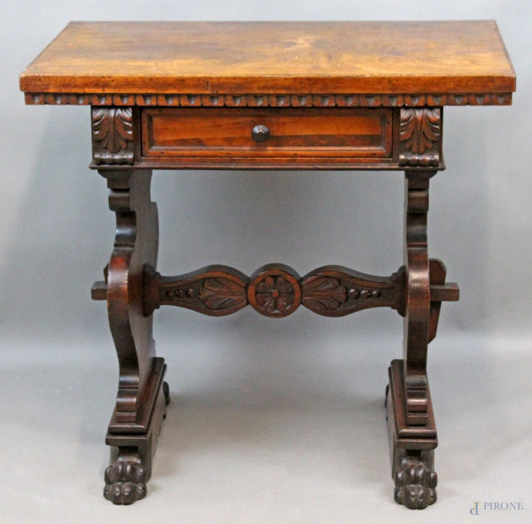 Tavolino stile Rinascimento, con un cassetto, montanti intagliati riuniti da traversa, cm h 74x75x48