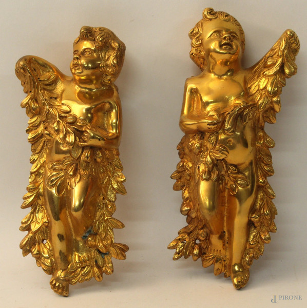 Coppia di fregi in bronzo dorato a forma di fanciulli, H 26 cm.