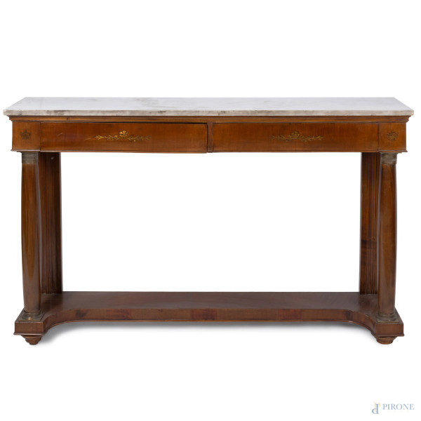 Consolle da muro in legno impiallacciato. Due cassetti al fronte e piano in marmo bianco sorretti da coppia di colonne lisce anteriori e due supporti scanalati posteriori raccordati da pedana, XX secolo, cm 92x140x30, (graffi, scalfiture, difetti, segni di usura)