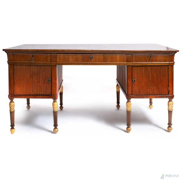 Scrivania in legno e legno impiallacciato a doppio sportello e  tre cassetti, XIX secolo, cm 78,5x154x77,5, (segni di usura, scalfiture, graffi, difetti)