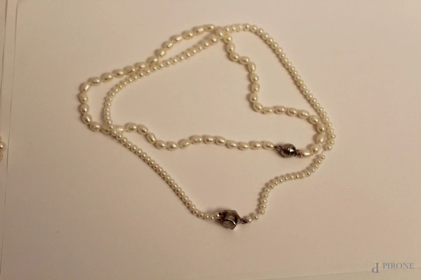Lotto di due collane diverse tipo perle.
