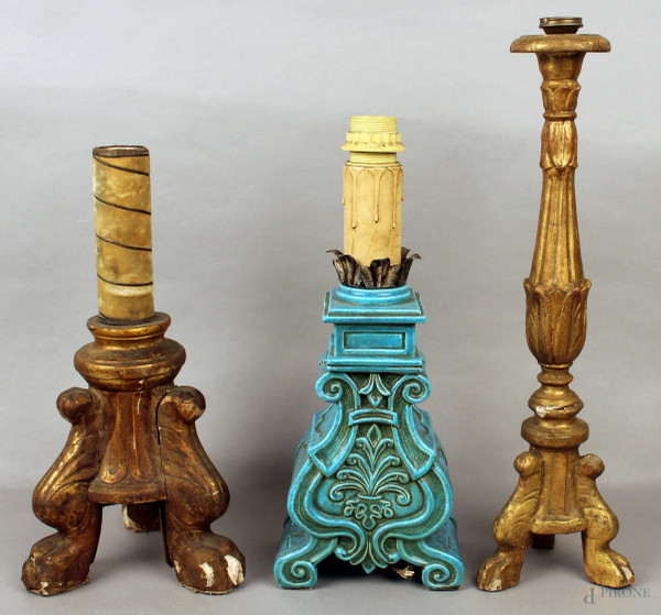 Lotto composto da tre candelieri in legno e maiolica, XIX sec., H massima 50 cm.