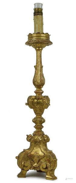 Candeliere in legno intagliato e dorato, cm h 68, XIX secolo, (difetti).