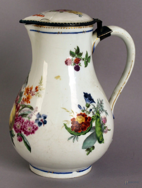 Brocca in porcellana Meissen, dipinta a motivo di frutta e fiori, XVIII sec. ( con difetti al coperchio ) H.19