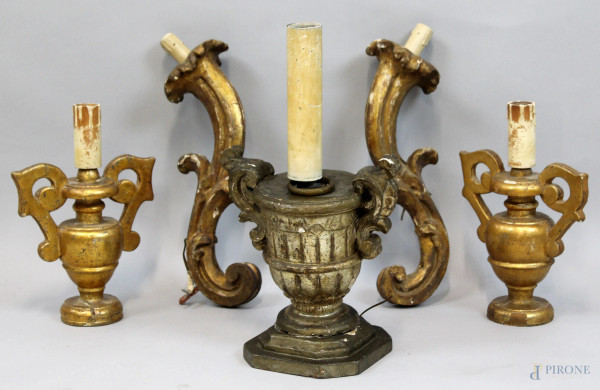 Lotto di tre lampade da tavolo e due appliques in legno intagliato e dorato, XIX secolo, alt. max cm 41