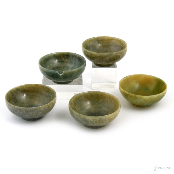 Lotto di cinque ciotole in giadeite, XX secolo, misure massime cm 5x11(difetti, sbeccature, rotture, mancanze)