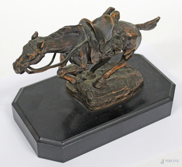 Cavalllo, scultura in rame con base in legno, h. 13 cm.