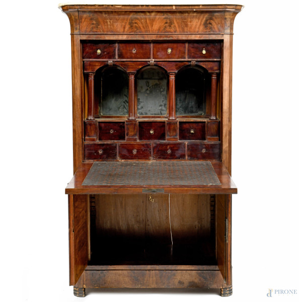 Secretaire impiallacciato in piuma di mogano con copertura apicale in marmo. XIX secolo, cm 167x1...