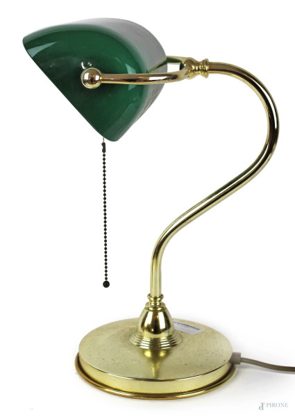 Lampada ministeriale in ottone con paralume in vetro verde, XX secolo, cm h 54, (meccanismo da revisionare).