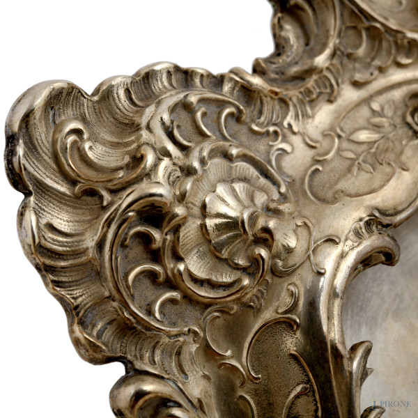 Cornicetta in argento cesellato e sbalzato a motivi vegetali e floreali, datata all'apice "3.II.1...