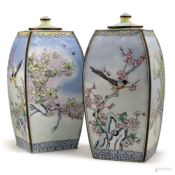 Coppia di potiches in metallo smaltato con decori policromi raffiguranti uccelli e fiori, XX secolo, altezza cm 37, (difetti)