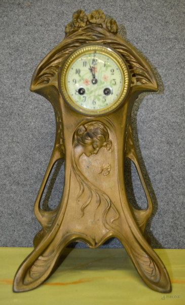 Orologio da comò in metallo dorato, periodo liberty, firmato, h. cm 42, larg. cm 23prof. cm 16.