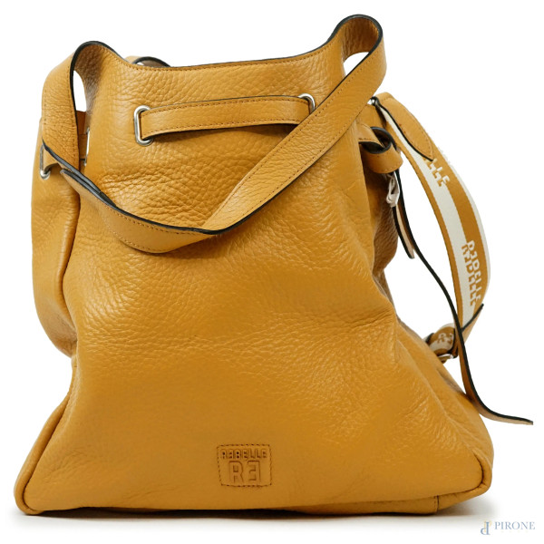 Ribelle, borsa in pelle marrone con tracolla a righe, cm 33x41, lunghezza cm 37