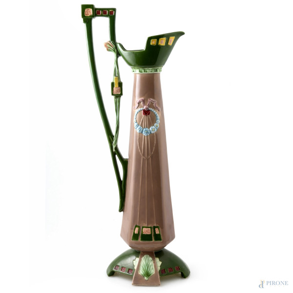 Grande versatoio in ceramica dipinta e smaltata nei toni del verde e del malva con decori a rilievo, XX secolo, altezza cm 61, (lievi segni di usura)
