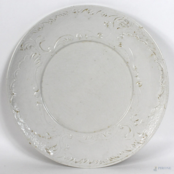 Grande piatto in ceramica bianca, tesa con decori a rilievo, diametro cm. 34, Bassano, XX secolo, (lievi difetti).