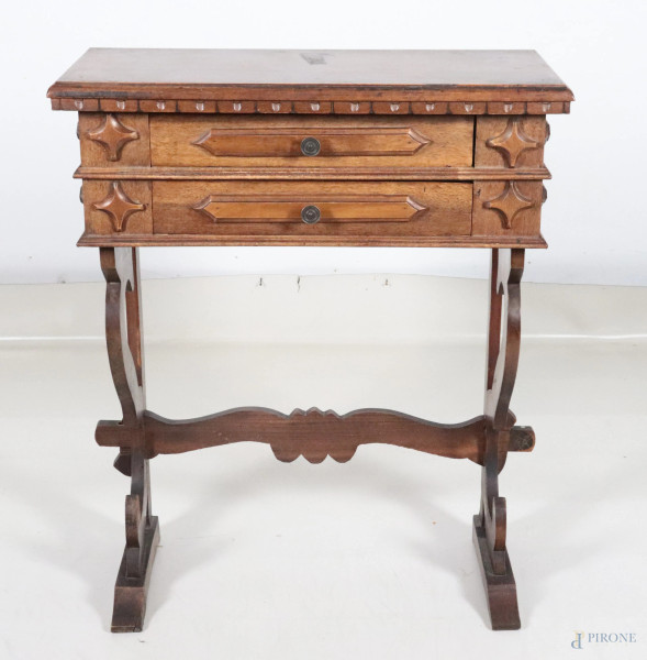 Comodino in noce in stile secentesco con doppio cassetto in colonna. Gambe anteriori mosse raccordate da traversa sagomata. XX secolo, cm 74x61,5x28,5, (segni di usura, scalfiture, graffi, difetti)