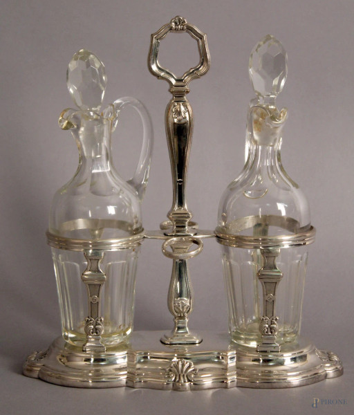 Oliera in argento con flaconi in cristallo, altezza  23,5 cm, gr. 330.