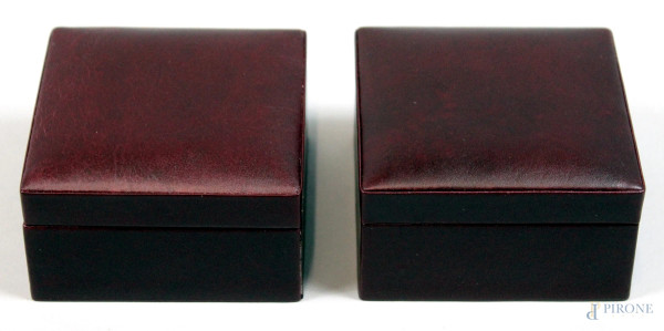 Lotto di due scatole di linea quadrata rivestite in ecopelle, marcate Tiffany, cm 6x10,5x10,5