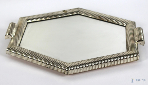 Vassoio esagonale in metallo argentato con fondo a specchio, cm. 39,5x30.