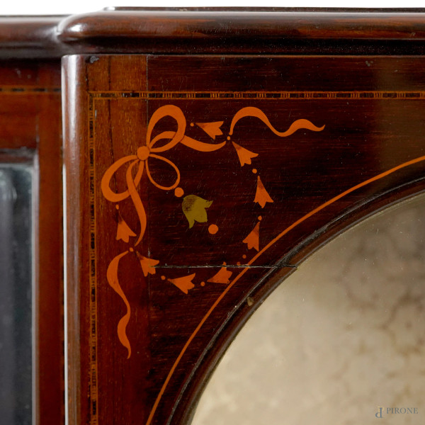 Vetrinetta in mogano con decori intarsiati in varie essenze, poggiante su quattro gambe mosse, pr...