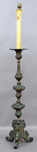 Portacero in legno rivestito in metallo sbalzato, cesellato e argentato, montato a luce elettrica, altezza 125 cm, XIX secolo.