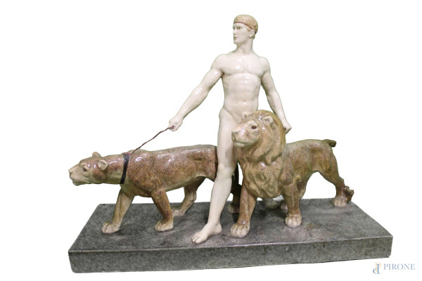 Domatore di leoni, gruppo in ceramica, anni 20/30 h. 44x57 cm, (mancante coda).