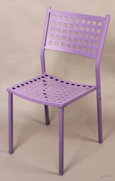 Sedia in Designe in metallo color viola.