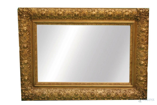 Specchiera di linea rettangolare in legno dorato, 110x80 cm