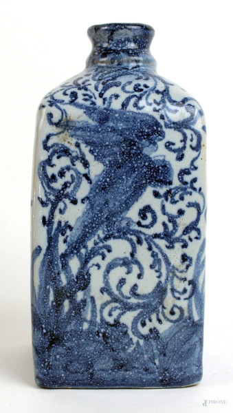 Antico vasetto in ceramica bianco e blu, con decori raffiguranti volatili e tralci vegetali, altezza cm. 18,5, marcato sotto la base, (difetti).