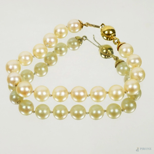 Bracciale di perle  con chiusura in oro 750, lunghezza cm 17,5.