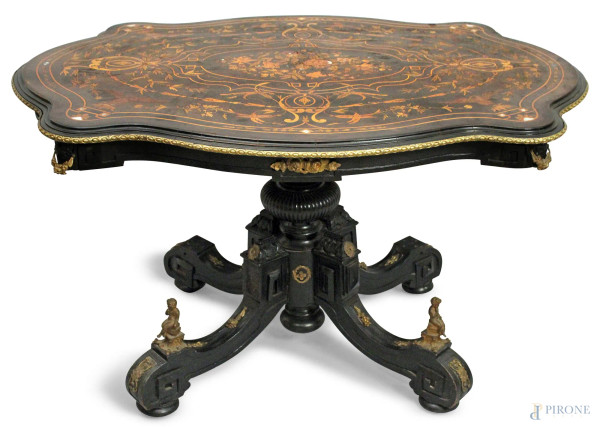 Tavolo da centro di linea rettangolare centinata con piano a tutto intarsio floreale a vari legni pregiati, poggiante su colonna e quattro piedi e finiture in bronzo, primi metà XIX sec., h.75x126x96 cm