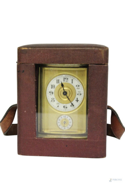 Orologio cappuccina da viaggio di linea ovale in ottone e vetro, XIX sec., cm 12 x 9, completo di  custodia in pelle.