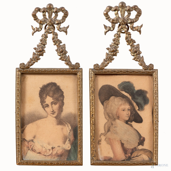Coppia di cornicette in ottone contenenti stampe di gentildonne, XX secolo, cm 16,5x7; luce cm 9x5,5, (segni di usura, difetti)