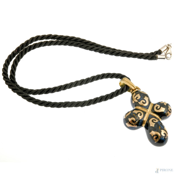 Ciondolo a croce Fidia  in resina con inserti in argento dorato e oro 750/000 , cm 5x3