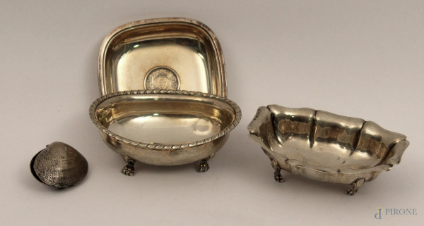Lotto composto da quattro oggetti diversi in argento, gr. 200.