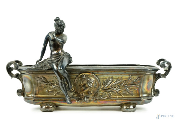 Vasca con figura femminile seduta in metallo argentato, cm h 16,5x29,5x9,5, XX secolo, (difetti).