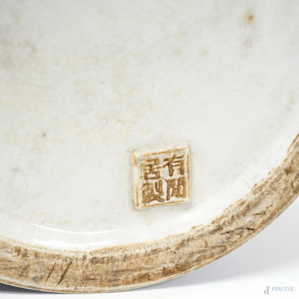 Coppia di vasi a tromba in porcellana bianca e blu decorati a paesaggi fluviali con pagoda e figu...