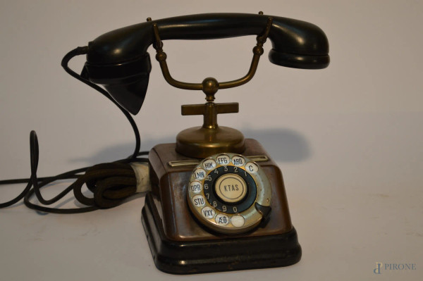 Vecchio telefono in metallo con contatore a vista