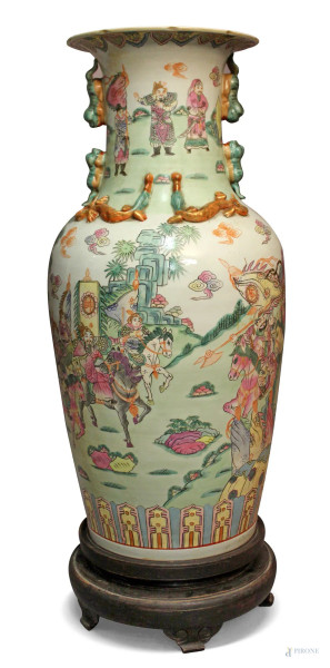 Vaso in porcellana dipinta raffigurante scene di guerrieri orientali, cani di Foo e draghi a rilievo, con base, Arte orientale, H 93 cm.