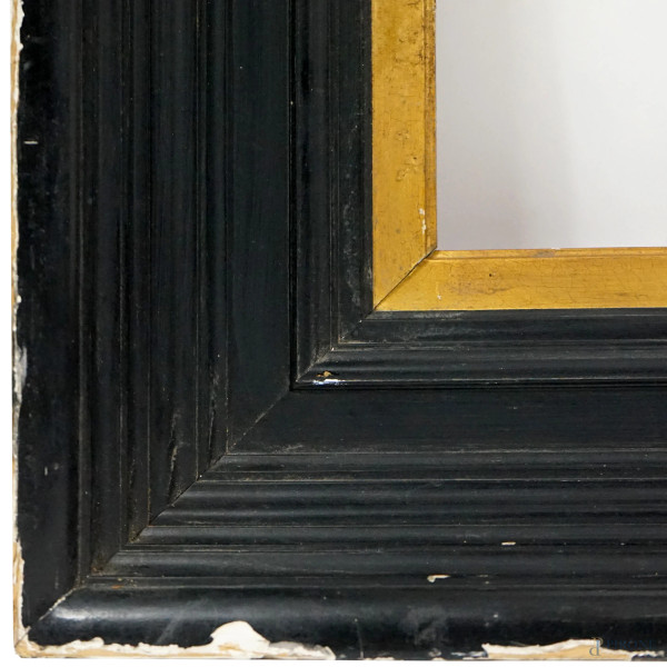 Cornice modanata in legno ebanizzato con profilo interno dorato, XX secolo, ingombro cm 104x80, b...