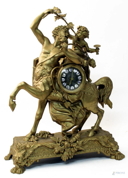 Orologio da camino sorretto da centauro con putto, in metallo con patina dorata, H 58 cm, primi &#39;900.