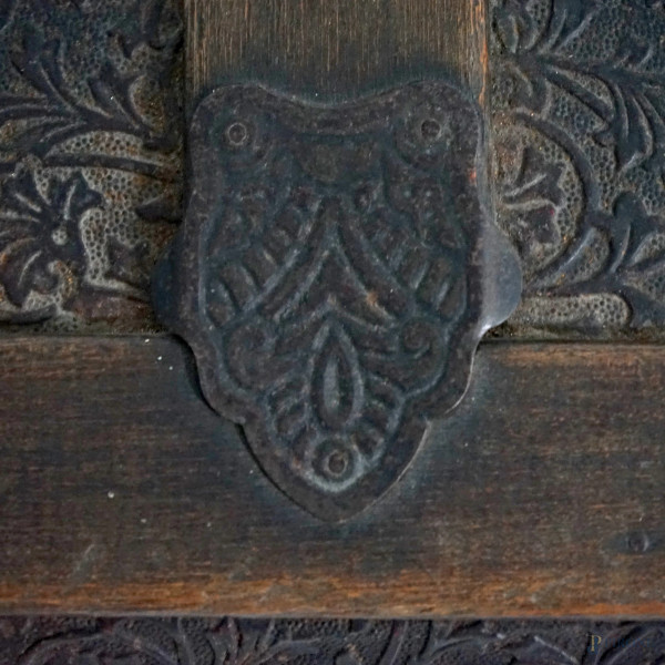 Baule in legno rivestito in metallo finemente sbalzato a finti racemi vegetali, piedi anteriori f...